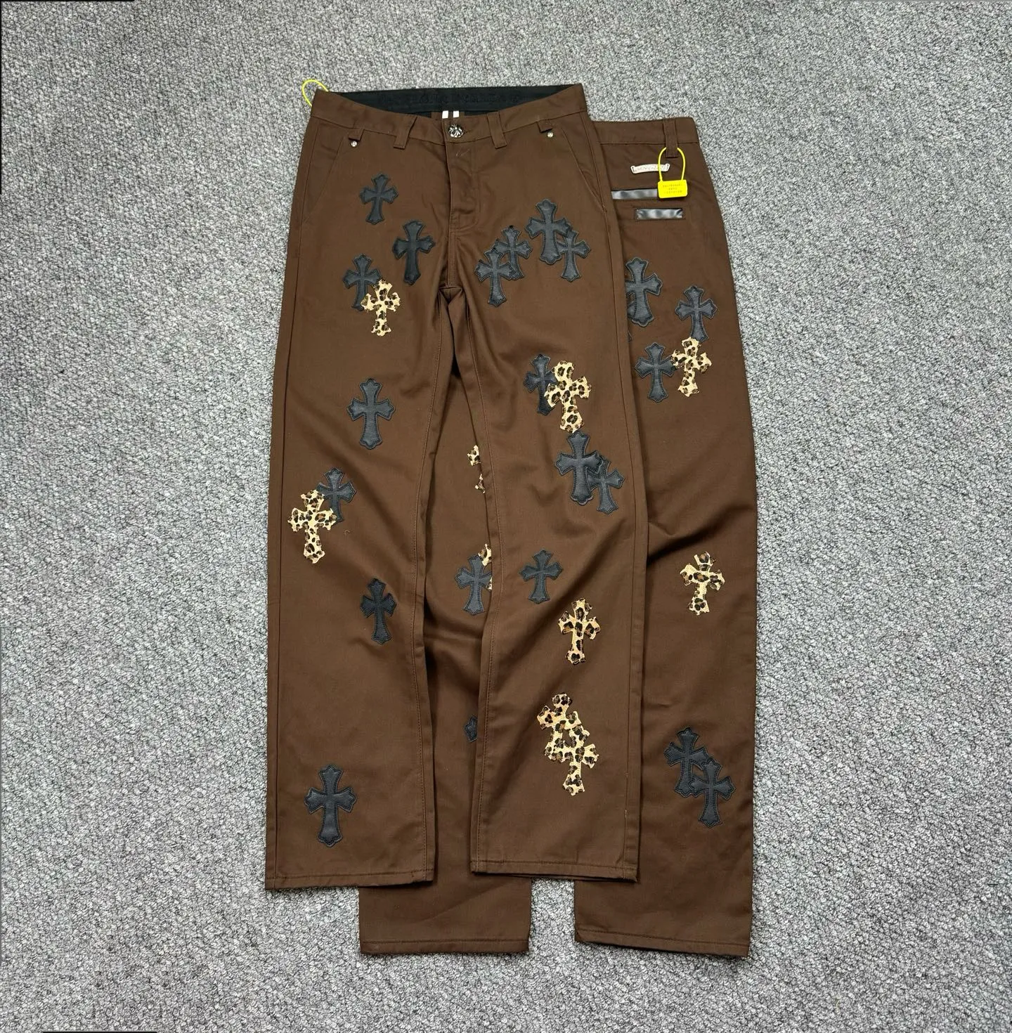 P260 model number: H853 ChromeHearts & ChromeHearts Brown casual pants and jeans. Original hardware and accessories, washed and other hanging tags. The QR code analysis is all from the original factory, with a high degree of restoration. You are welcome to compare with a certain product~ Three-dimensional version Loose and comfortable, not picky about the figure, taller and slimmer, factory Seiko, original factory quality control, same style for men and women, can be matched with couples, versatile recommendation, must-have jeans for all seasons, fashionable people have been disappointed From the quality selection of fabrics, the tailoring of details, and the matching of patterns, everything is impeccable! The upper body is so handsome when worn...it can be easily worn by men, women and children! The craftsmanship is made of heavy-duty washed pure cotton denim fabric. After washing, it is soft and thick and looks very stylish when worn. Size: 28, 30, 32, 34, 36 (S-XXL) Color: Brown